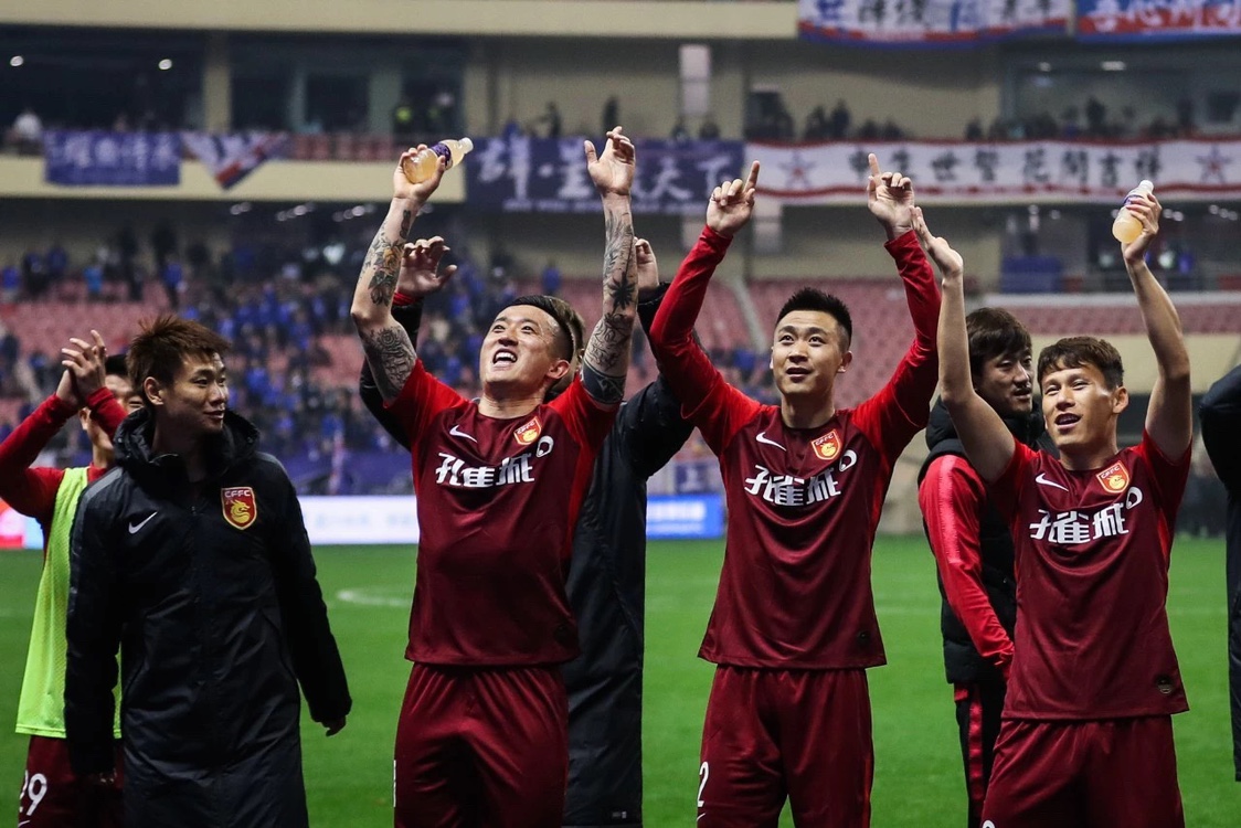 国内足球明星脱颖而出，成为球队最亮眼的一员